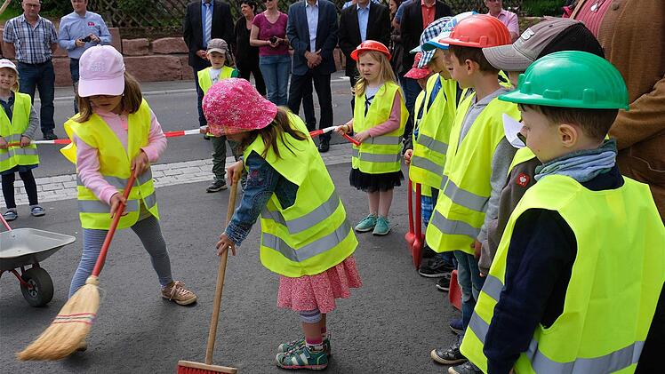 Die Vorschulkinder vom Kinderhaus St. Johannis aus Oberthulba sangen und stimmten mit ihrer Vorführung auf die Feier ein. Foto: Gerd Schaar