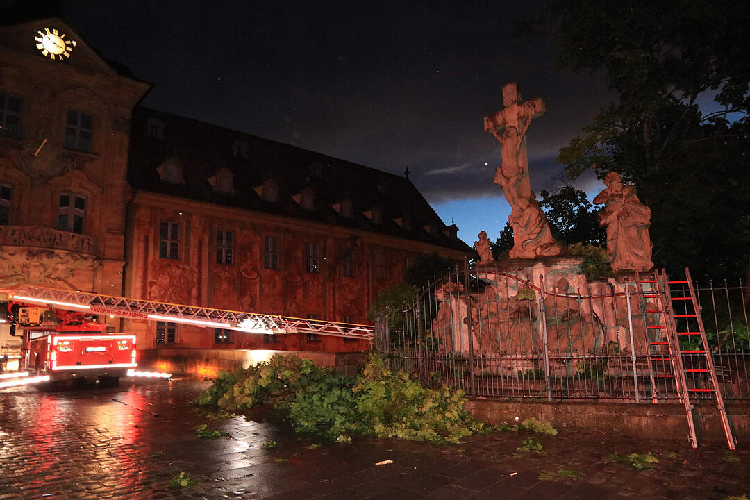 Baum stürzt auf Denkmal in Bamberg