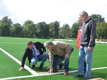 Der Kunstrasen fühlt sich schon ganz gut an, fanden Bürgermeister Marco Steiner, Herbert Krug, Matthias Löffler und Reinhard Kofer (von links). Foto: Rainer Lutz