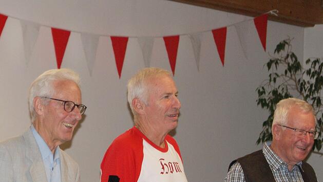 Nach kurzweiligen drei Stunden genossen Gerhard Schmidt, Wolfgang Reichmann und Wilhelm Wolpert (von links) den verdienten Applaus f&uuml;r ihre am&uuml;santen, im fr&auml;nkischem Selbstverst&auml;ndnis und Dialekt verpackten Darbietungen. Foto: Mario Deller