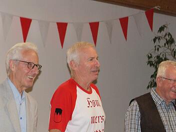 Nach kurzweiligen drei Stunden genossen Gerhard Schmidt, Wolfgang Reichmann und Wilhelm Wolpert (von links) den verdienten Applaus für ihre amüsanten, im fränkischem Selbstverständnis und Dialekt verpackten Darbietungen. Foto: Mario Deller