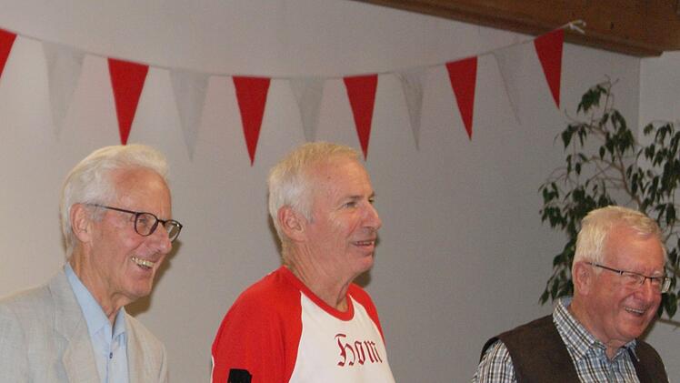 Nach kurzweiligen drei Stunden genossen Gerhard Schmidt, Wolfgang Reichmann und Wilhelm Wolpert (von links) den verdienten Applaus für ihre amüsanten, im fränkischem Selbstverständnis und Dialekt verpackten Darbietungen. Foto: Mario Deller