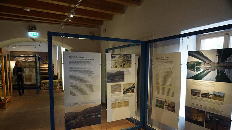 Schautafeln stellen Brücken in der Region vor.Foto: Arkadius Guzy