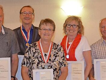 Das Ehrenzeichen in Silber vom Verband haben (von links) Dietmar Seufert, Werner Liebenstein (Ehrenzeichen in Gold), Karin Schmidt, Claudia Meierl und Dietmar Seufert erhalten.