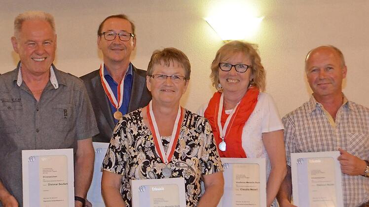 Das Ehrenzeichen in Silber vom Verband haben (von links) Dietmar Seufert, Werner Liebenstein (Ehrenzeichen in Gold), Karin Schmidt, Claudia Meierl und Dietmar Seufert erhalten.