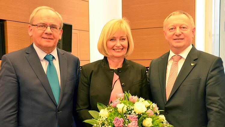 Offiziell ins Amt eingeführt wurde die  neue Schulamtsdirektorin des Staatlichen Schulamtes Bad Kissingen (von links): Regierungspräsident  Eugen Ehmann, Schulamtsdirektorin Cornelia Krodel und Landrat Thomas Bold. Foto:  Peter Rauch