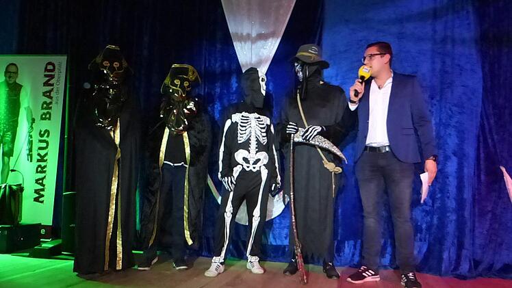 Tod und Teufel und venezianische Masken hatten sich unter die fantasievoll kostümierten Narren gemischt.Foto: Klaus-Peter Wulf