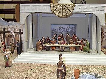 Das letzte Abendmahl ist eine der zwölf Szenen der Passionskrippe, die den Besuchern in Stettfeld die Passion Christi auf eindrucksvolle Art näherbringen. Foto: Walter Kestler