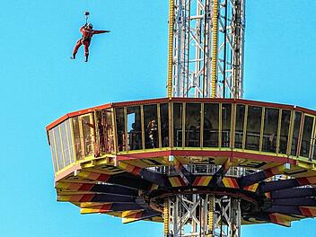 Plattform h&auml;ngt 60 Meter in der Luft: 23 Besucher per Hubschrauber gerettet