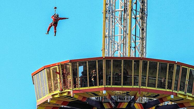 Plattform h&auml;ngt 60 Meter in der Luft: 23 Besucher per Hubschrauber gerettet