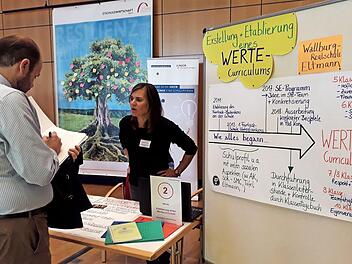 Lehrerin Susanne Müller, Schulentwicklungsmoderatorin und Werte-Multiplikatorin, präsentierte das Werte-Curriculum der Realschule.  Foto: gg