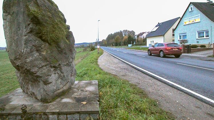 Es fehlt an Metern und anderen Voraussetzungen: Am s&uuml;dlichen Ortseingang von Reckendorf haben Radfahrer das Nachsehen. Foto: Adelheid Waschka