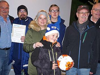 ASV-Vorsitzender Walter Mayer, die "Fußballfamilie" mit Thomas, Anja, Dominic und Louis Rüdiger sowie Fritz Schmidt (Ehrenamtsbeauftragter des ASV) und  BFV-Ehrenamtsbeauftragter Alexander Männlein (von links)  Fotos: Richard Sänger