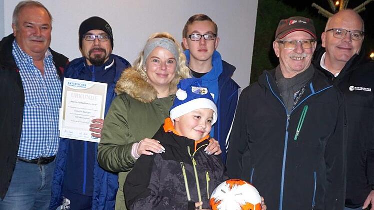 ASV-Vorsitzender Walter Mayer, die "Fußballfamilie" mit Thomas, Anja, Dominic und Louis Rüdiger sowie Fritz Schmidt (Ehrenamtsbeauftragter des ASV) und  BFV-Ehrenamtsbeauftragter Alexander Männlein (von links)  Fotos: Richard Sänger