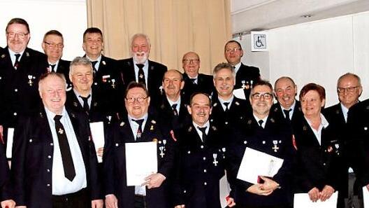 Die für 40 Jahre Dienst geehrten Feuerwehrleute mit Ex-Landtagsapräsidentin Barbara Stamm  Fotos: gg