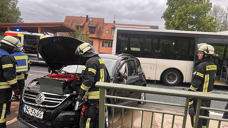 Auto übersieht Bus: Fünf Verletzte bei Unfall