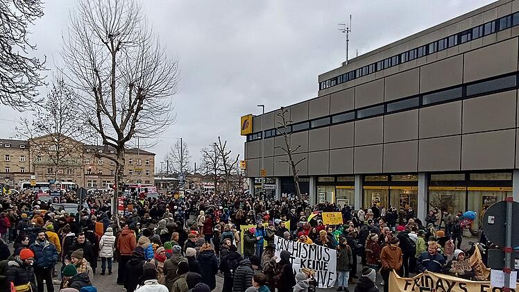 Große Demo in Bamberg: Tausende Menschen ziehen durch die Straßen