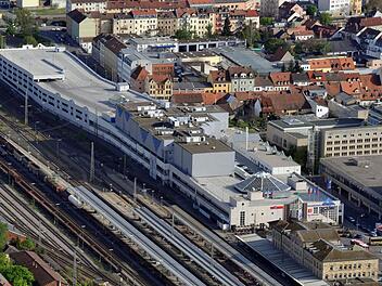 Das Einkaufszentrum  beim  Bamberger Bahnhof hat neue Besitzer, die sich aber noch im Hintergrund halten. Es spricht manches dafür, dass   sie die  Sanierung nicht auf die lange  Bank schieben. Foto: Ronald  Rinklef
