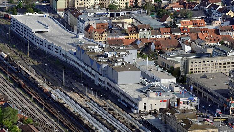 Das Einkaufszentrum  beim  Bamberger Bahnhof hat neue Besitzer, die sich aber noch im Hintergrund halten. Es spricht manches dafür, dass   sie die  Sanierung nicht auf die lange  Bank schieben. Foto: Ronald  Rinklef