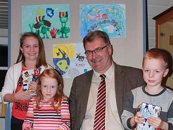 Rabea Thomas, Mia Hahnlein und Benny Fischer (von links) holten sich ihre Preise in der Gemeinderatssitzung ab. Sie erhielten je einen Buch-Gutschein sowie ein Set Malstifte von Bürgermeister Dietz. Foto: Becht