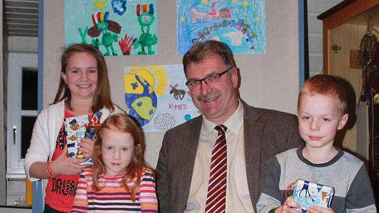 Rabea Thomas, Mia Hahnlein und Benny Fischer (von links) holten sich ihre Preise in der Gemeinderatssitzung ab. Sie erhielten je einen Buch-Gutschein sowie ein Set Malstifte von Bürgermeister Dietz. Foto: Becht