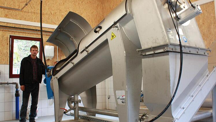 Den Blick gen Zukunft gerichtet: Klärwärter Martin Hahn-Enders hält die Schlammpresse für eine wichtige Anschaffung. Foto: Robert Huger