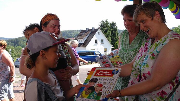 Maria nahm erfreut die Spiele- und Bücherspende von Lisa Kinalele und Margarethe Wollmann vom katholischen Frauenbund an. Foto: Stephanie Elm