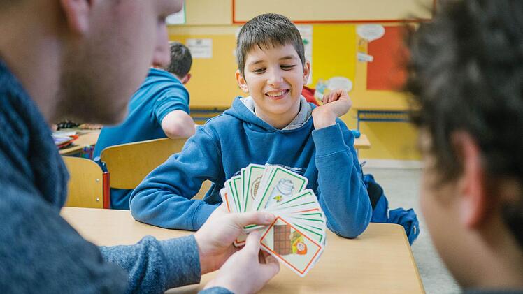 Wenn die Hausaufgaben erledigt sind, werden manchmal auch die Spielkarten ausgepackt. Besonders beliebt sind "Uno" oder das Spiel "Schoko-Hexe". Foto: Marian Hamacher