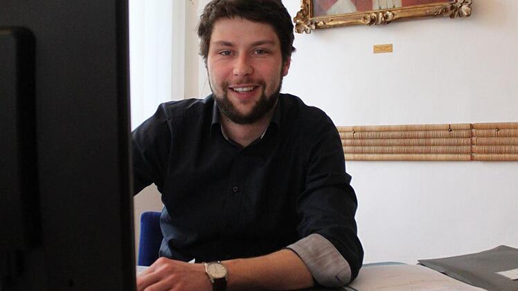 Steffen Hofmann in seinem provisorischen Büro, dem Historischen Rathaussaal Foto: Markus Häggberg