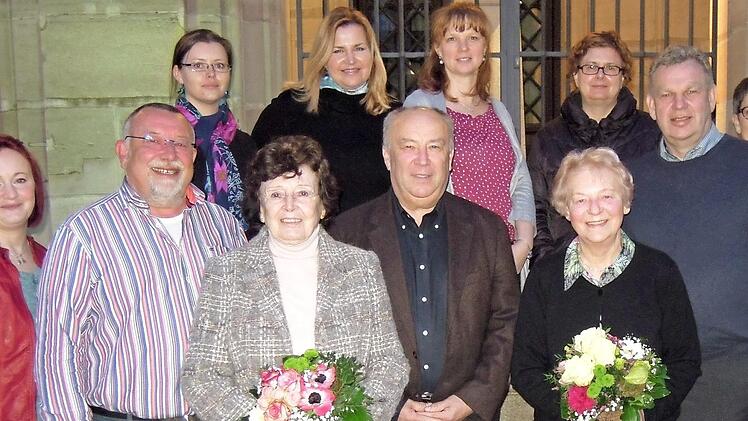 Als lebendiges Stadtgedächtnis erwecken die neuen Stadtführer die Geschichte Coburgs zum Leben. Zwei Damen (mit Blumenstrauß) verabschiedeten sich nach vielen Jahren (von links): Petra Lotric-Schäfer, Stephan Leis, Jana Goslar, Hannelore Pellender, Claudia Steiner, Dietmar Apel, Alexandra Kraft, Rita Werner, Birgit Eckl, Michael Amthor, Gabriel Keller  Foto: Edwin Meißinger