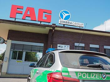 Ein Polizeifahrzeug steht am 15.05.2017 vor dem Schaeffler Werk in Eltmann. In dem Werk hat sich im Bereich einer Salzreinigunganlage eine Explosion ereignet. Insgesamt wurden 13 Personen verletzt, vier davon schwer. Foto: Nicolas Armer/dpa