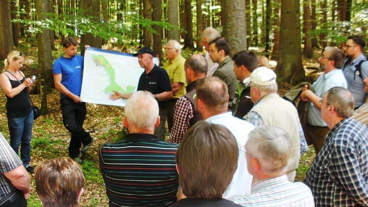 Waldmanager Franz Baierl (blaue Mütze) zeigte den Frankenwäldern die Ausdehnung des Nationalparks Bayerischer Wald. Die Karte hielten Geschäftsführer Xaver Hartinger (links) von der Waldbesitzervereinigung Freyung-Grafenau und Kassierer Hans-Ulrich Müller von der Waldbesitzervereinigung Kronach-Rothenkirchen. Foto: Friedwald Schedel