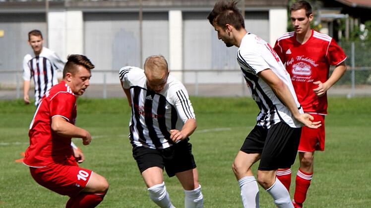 Der zweifache Torschütze Bastian Rößner (Zweiter von links) setzt sich gegen den Koppenwinder Manuel Müller (links) durch. Von rechts der Koppenwinder Fabian Hirt und der Zeiler Vincent Heller