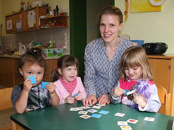 Die neue Leiterin des Sulzthaler Kindergartens "Gerne-Groß", Dina Dauer, spielt mit (von links) Emma, Samira und Luisa. Foto: Ralf Ruppert