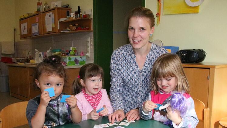 Die neue Leiterin des Sulzthaler Kindergartens "Gerne-Groß", Dina Dauer, spielt mit (von links) Emma, Samira und Luisa. Foto: Ralf Ruppert