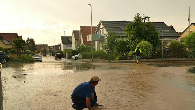 In Adelsdorf hat  am Donnerstag ein Unwetter für überflutete Straßen und vollgelaufene Keller gesorgt. Foto: News5/Oßwald