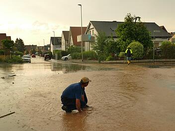In Adelsdorf hat  am Donnerstag ein Unwetter für überflutete Straßen und vollgelaufene Keller gesorgt. Foto: News5/Oßwald