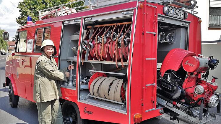 Ein Löschfahrzeug LF 8 der Marke Opel Blitz aus dem Jahr 1971 mit einem Feuerwehrmann im zeitgenössischen Arbeitsanzug. Foto: Sigismund von Dobschütz