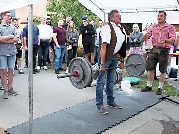 Rudi D&uuml;ck legte sich beim Gewichtheben m&auml;chtig ins Zeug. Foto: Roland Dietz