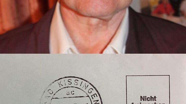 Jürgen Höfler mit einem Umschlag zur Volkszählung. Foto: Kerstin Väth