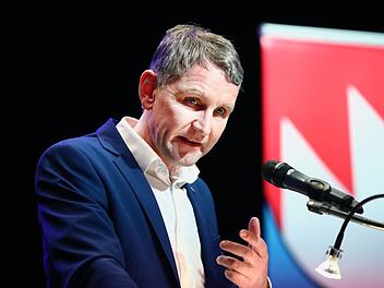 Björn Höcke in der Halle, ...