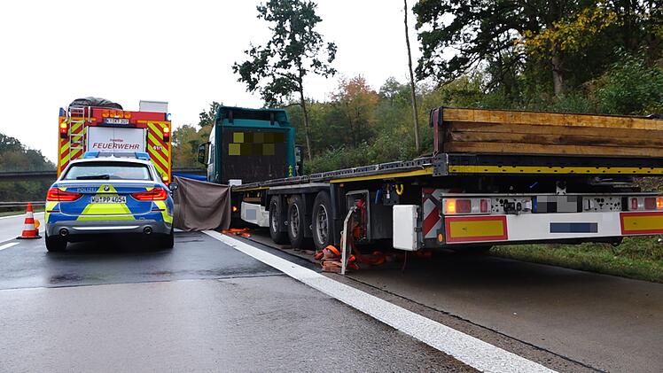Sattelzug erfasst Fahrer von Pannen-Lastwagen