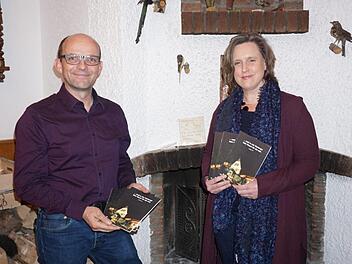 Um trotz Schließung und Stornierungen mit den Gästen und Freunden in  Kontakt zu bleiben, haben sich Anke und Stefan Schroth für die Zeit vor  Weihnachten etwas Besonderes einfallen lassen: ein Adventskalenderbuch  in dem 32 unterschiedliche Impulse enthalten sind. Foto: Marion Eckert