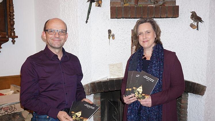 Um trotz Schließung und Stornierungen mit den Gästen und Freunden in  Kontakt zu bleiben, haben sich Anke und Stefan Schroth für die Zeit vor  Weihnachten etwas Besonderes einfallen lassen: ein Adventskalenderbuch  in dem 32 unterschiedliche Impulse enthalten sind. Foto: Marion Eckert