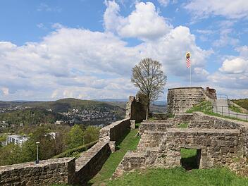 Die Burgruine Botenlauben mit Ausblick auf Bad Kissingen. &Uuml;ber das beliebte Ausflugsziel gibt es einige Geschichten, die viele Besucherinnen und Besucher nicht kennen.