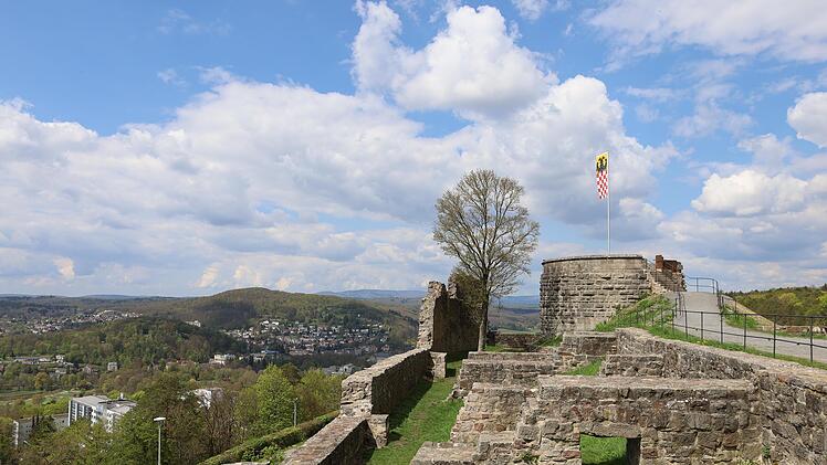 Die Burgruine Botenlauben mit Ausblick auf Bad Kissingen. &Uuml;ber das beliebte Ausflugsziel gibt es einige Geschichten, die viele Besucherinnen und Besucher nicht kennen.