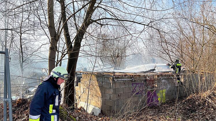 Scheune in Vollbrand: Gebäude bereits zum Teil eingestürzt