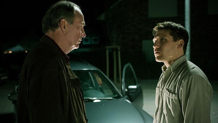 Karl Holzer (Herbert Knaup, links) wei&szlig; nicht mehr, wer sein Sohn Thomas (Hanno Koffler) eigentlich ist.