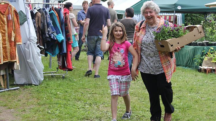 Oma und Enkel freuen sich über ihr Schnäppchen.