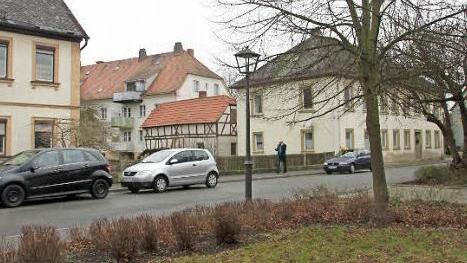 Das Ensemble von der Viktor-von-Scheffel-Straße aus gesehen; die jetzt bestehende Baulücke wird durch den Neubau geschlossen.